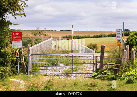 Non presidiate e pedonale farm incrocio ferroviario con stile e cartelli di avvertimento. Foto Stock