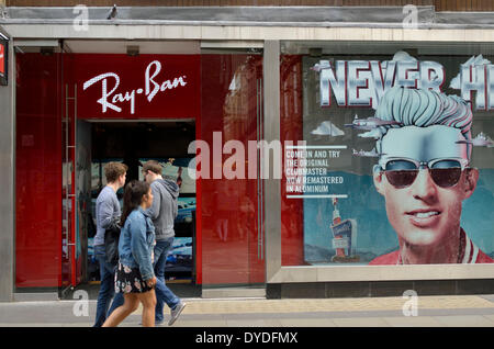 Ray Ban occhiali da sole store in Long Acre. Foto Stock