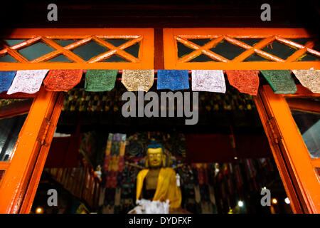 Bandiere di preghiera a Dunggon Samten Choling Gompa. Foto Stock
