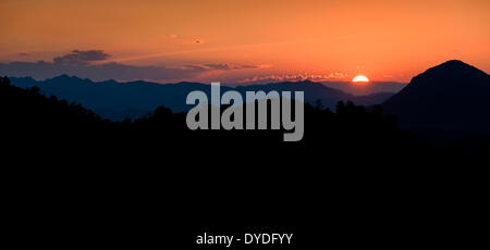 Tramonto sulla montagna visto dal re Lom Check Point nei pressi di Pai. Foto Stock