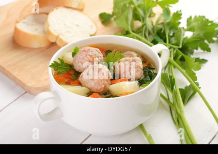Zuppa di polpette in bianco ciotola sul tavolo di legno Foto Stock