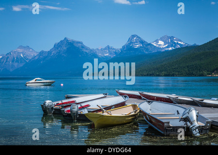 Il dock in barca sul Lago di McDonald a Lake McDonald Lodge, il Parco Nazionale di Glacier, Montana, USA. Foto Stock