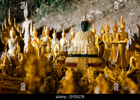 Dorare statue di Buddha nella PAC Grotta Ou templi di Luang Prabang in Laos. Foto Stock