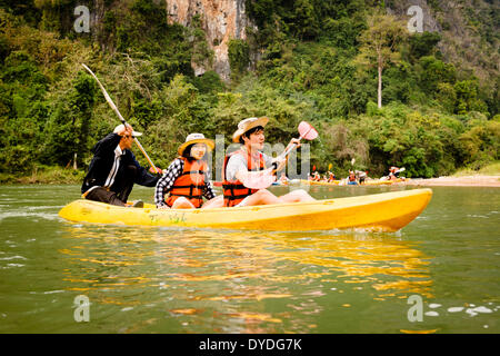 In canoa sul Nam Song river in Vang Vieng. Foto Stock