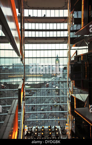 Big Ben con le case del Parlamento e il Westminster Bridge da Park Plaza hotel di Londra. Foto Stock