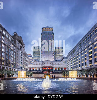 Canary Wharf in inverno al tramonto. Foto Stock