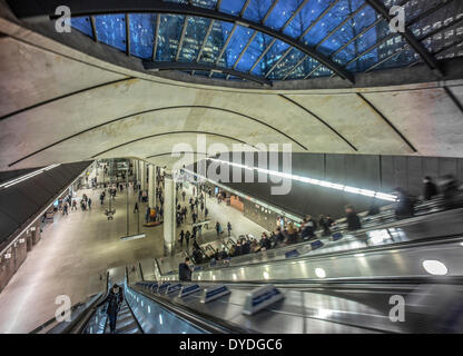 Interno della stazione metropolitana di Canary Wharf. Foto Stock