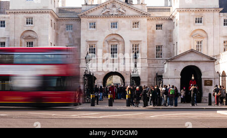 Un London bus passa la sfilata delle Guardie a Cavallo. Foto Stock