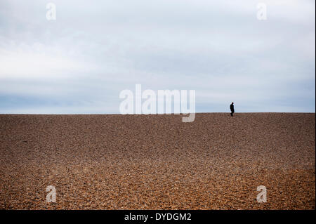 Una figura solitaria su Chesil Beach. Foto Stock