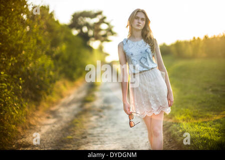 Fantasticando ragazza di campagna. Foto Stock