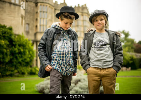 Due giovani ragazzi al di fuori del Castello di Thornbury. Foto Stock