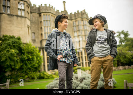 Due giovani ragazzi al di fuori al Castello di Thornbury. Foto Stock