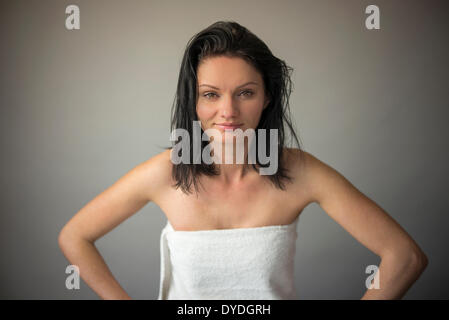 Una giovane donna che indossa un asciugamano. Foto Stock