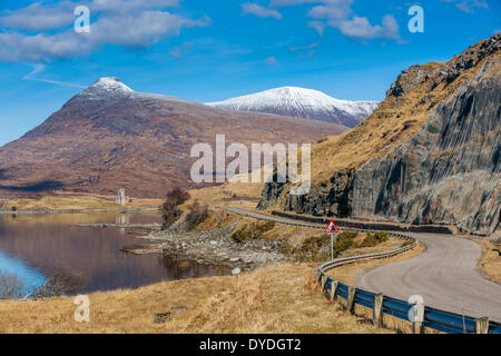 Ardvreck Castle che è una rovina castello del XVI secolo sulle rive di Loch Assynt. Foto Stock