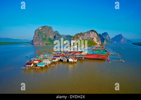 Thailandia, Phang Nga Bay, flotting fisher villaggio di Ko Panyee Foto Stock