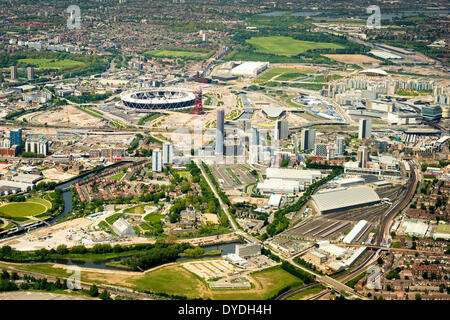 Vista aerea di Stratford e Queen Elizabeth Olympic Park. Foto Stock