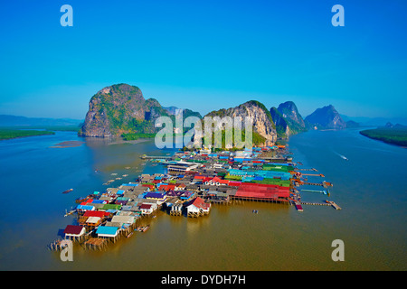 Thailandia, Phang Nga Bay, flotting fisher villaggio di Ko Panyee Foto Stock