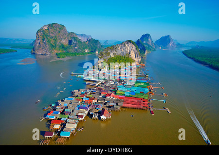 Thailandia, Phang Nga Bay, flotting fisher villaggio di Ko Panyee Foto Stock