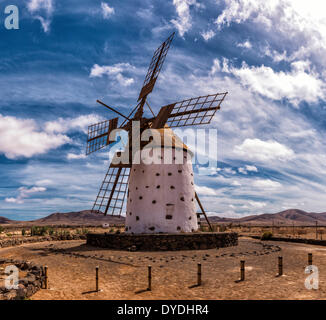 Spagna, Europa, Fuerteventura, Isole Canarie, El Cotillo, Molino de El Roque, mulino a vento, estate, colline, Foto Stock