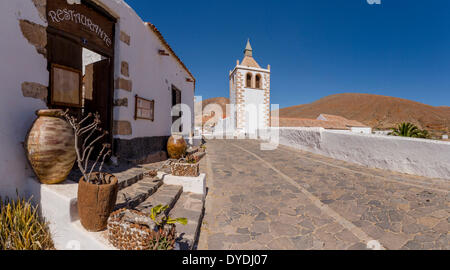 Europa spagna Fuerteventura Isole Canarie Betancuria Calle Tenerias Viejas ingresso ristorante campanile della chiesa di estate del villaggio Foto Stock