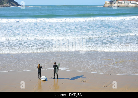 Surfisti sulla spiaggia, Bahia de la Concha. Foto Stock