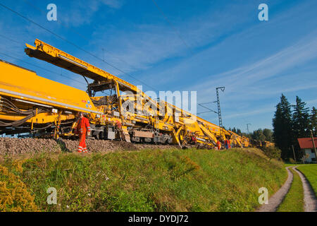 Baviera Germania Europa Alta Baviera Teisendorf Ufering road stazione ferroviaria strada ferrovia dam carro macchina rotaie g Foto Stock