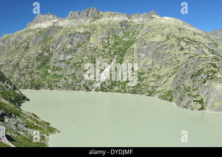 Svizzera Europa svizzera Berna Uri Alpi bernesi grimsel passo del Grimsel grimselpass acqua di lago vista montagne natura estate gr Foto Stock