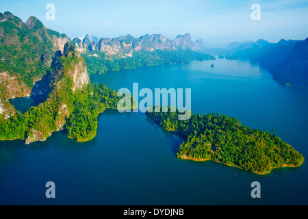 Thailandia, Surat Thani provincia, Khao Sok national park, Cheow lago Lan Foto Stock