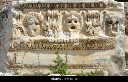 Maschere greche teatro maschera agendo giocare travestimento teatrale comico tragedia greca faccia nascondi chorus attore attrice ancie di marmo Foto Stock