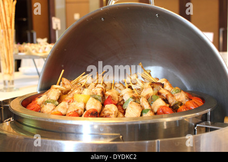 Barbecue con cottura kebab. griglia a carbone di pollo spiedini di carne Foto Stock