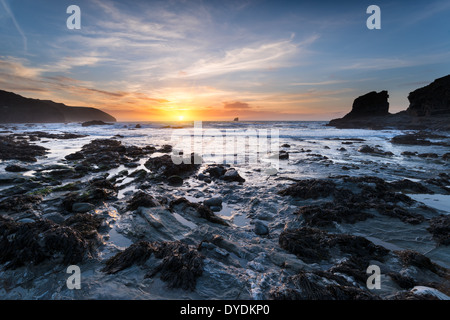 Tramonto a Trevellas Coombe spiaggia di Sant Agnese in Cornovaglia Foto Stock