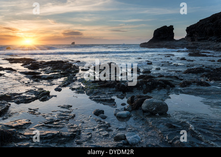 Tramonto a Trevellas Coombe spiaggia di Sant Agnese in Cornovaglia Foto Stock