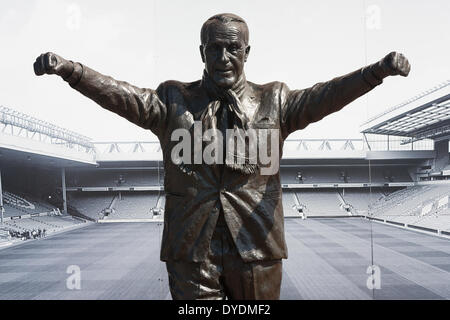 Liverpool, Regno Unito. Il 15 aprile 2014. La statua di Bill Shankly di fronte all'ingresso della Kop ad Anfield. Credito: Adam Vaughan/Alamy Live News Foto Stock
