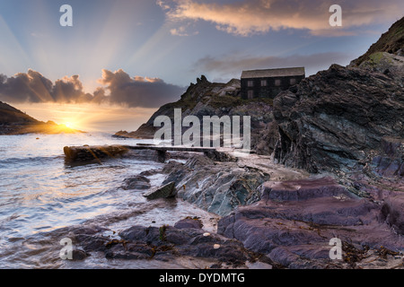 La spiaggia a Polperro un piccolo centro storico villaggio di pescatori sulla costa meridionale della Cornovaglia Foto Stock