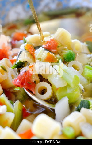 Poco rigatoni pasta con il minestrone zuppa di verdure Foto Stock