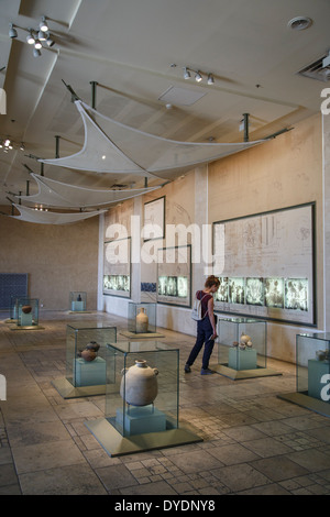 Il museo all'ingresso alla fortezza di Masada sul bordo del deserto della Giudea, Israele. Foto Stock