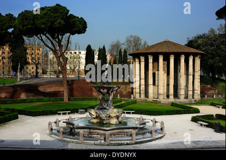 Italia, Roma, foro Boarium, fontana dei Tritoni e tempio di Ercole Vittore, chiamato anche tempio di Vesta Foto Stock