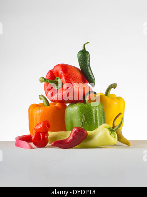 Pila di peperoni assortiti Foto Stock