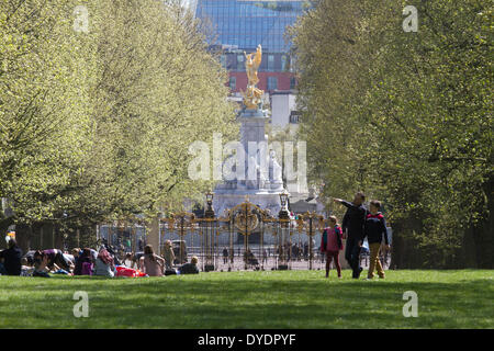 Londra REGNO UNITO. Il 15 aprile 2014. I londinesi tra cui famiglie con bambini e a chi lavora in ufficio, potrete crogiolarvi al sole nel parco verde su una giornata di primavera Credito: amer ghazzal/Alamy Live News Foto Stock