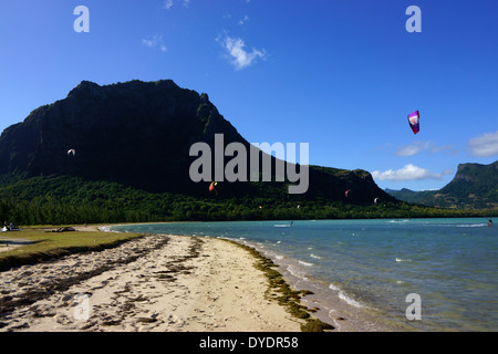 Kite surfers a Le Morne Brabant Penisola, Isola Maurizio Foto Stock