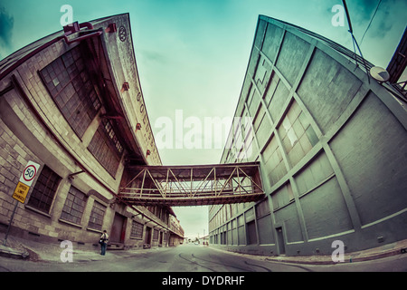 Un fish-eye prospettiva di vecchi magazzini in Port Adelaide, Australia. Foto Stock