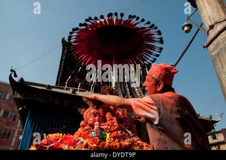 Bhaktapur, Nepal. 15 apr 2014. Devoti nepalese effettuare il saldo di un carro durante il Sindur Jatra festival a Thimi, Bhaktapur, Nepal, 15 aprile 2014. Sindur Jatra, o polvere di Vermiglio Festival è stato tenuto in Thimi per celebrare il nepalese Anno Nuovo. © Pratap Thapa/Xinhua/Alamy Live News Foto Stock