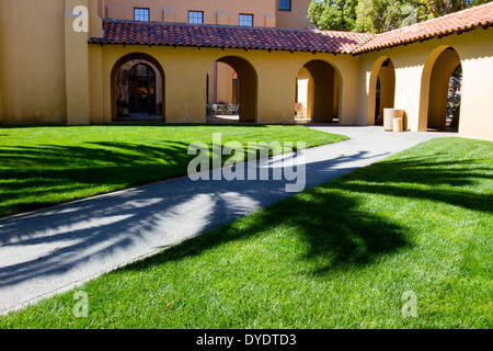 Ombra della grande palma calco sul percorso verso il porticato su Stanford University campus Foto Stock