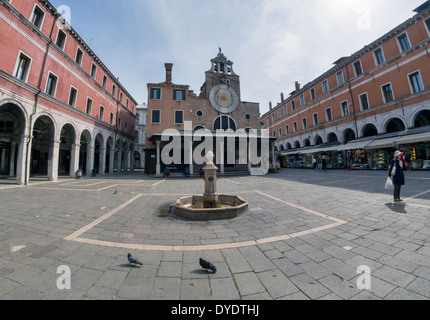 Campo San Giacomo di Rialto verso la torre dell orologio sulla Chiesa di San Giacomo di Rialto, Venezia, Italia Foto Stock
