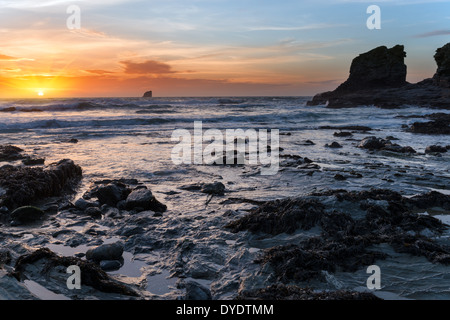 Tramonto a Trevellas Coombe Beach di St Agnes in Cornovaglia Foto Stock