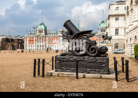 Ornati in Cadice memorial, un mortaio francese montato su un dragone cinese - la sfilata delle Guardie a Cavallo, London, Regno Unito Foto Stock