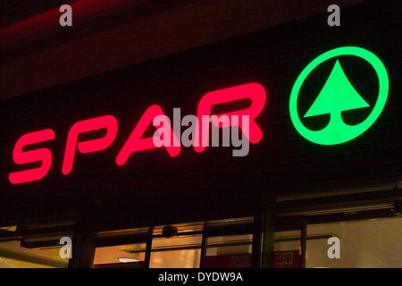 Logo / segno al di fuori di un negozio Spar supermercato / Negozio / store durante la notte. Foto Stock