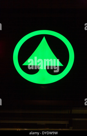 Logo / segno al di fuori di un negozio Spar supermercato / Negozio / store durante la notte. Foto Stock