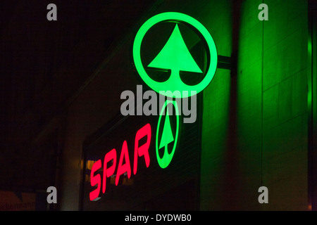 Logo / segno al di fuori di un negozio Spar supermercato / Negozio / store durante la notte. Foto Stock