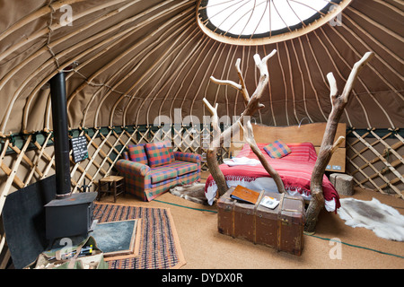 L'interno dell'yurt 'Coracle' presso l'hotel di lusso sito glamping furbo Campeggio a Holditch, DORSET REGNO UNITO Foto Stock